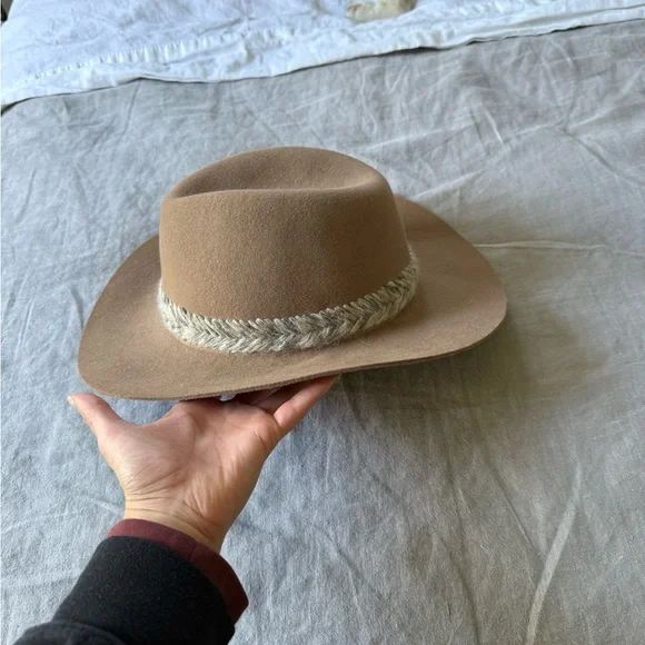 Zara Feathered Hat 🤍💙 - Picture 1 of 6